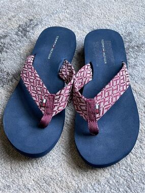 Tommy Hilfiger Flip Flops 
Size 7